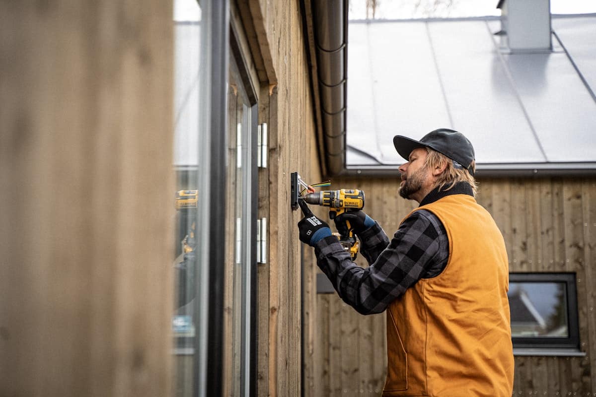 Artisan au travail sur un chantier de rénovation énergétique
