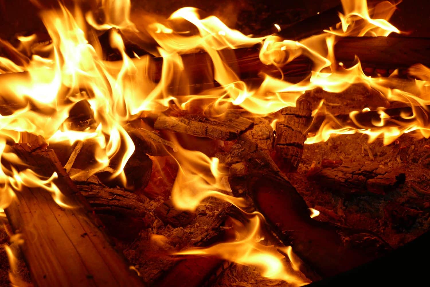 Flammes de la combustion du bois dans un foyer de chauffage