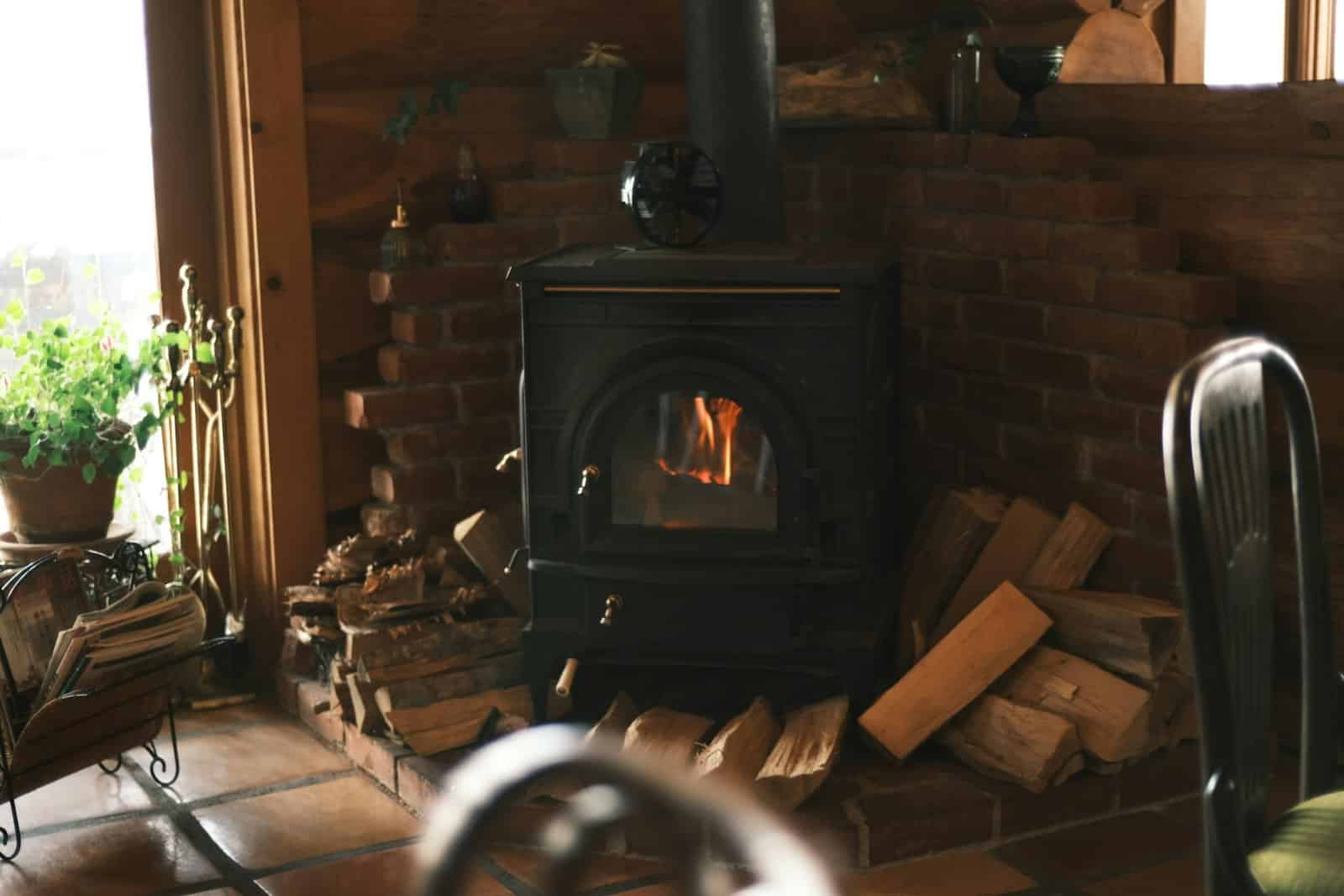 Poêle à bois moderne allumé dans un salon chaleureux
