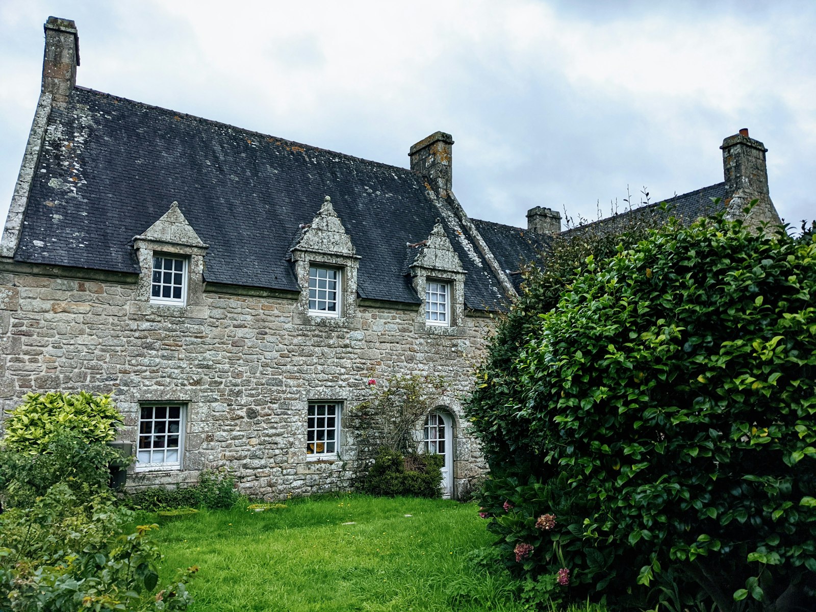 Façade d une maison ancienne en pierre