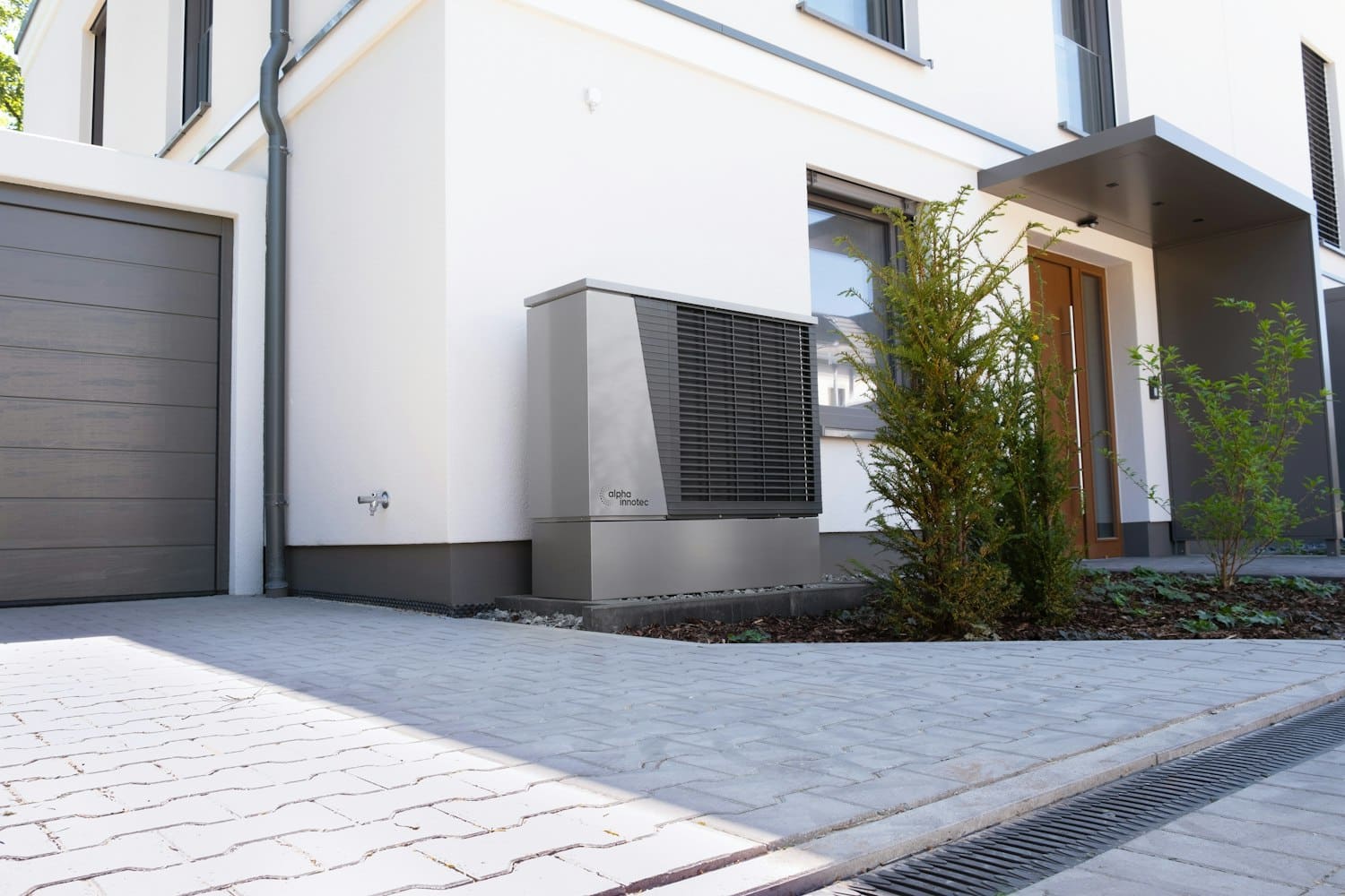 Unité de pompe à chaleur captant les calories de l'air extérieur d'une maison
