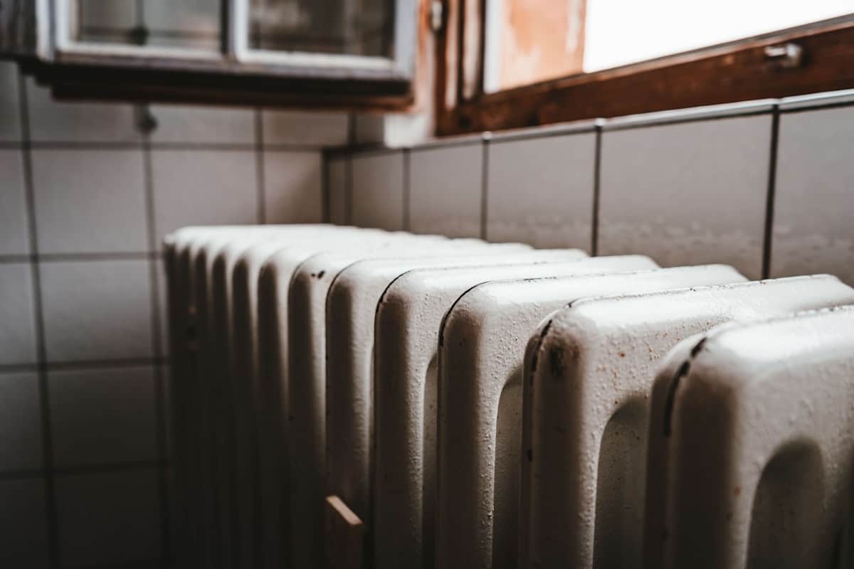 Radiateur ancien sous une fenêtre, mode de chauffage pesant sur le DPE