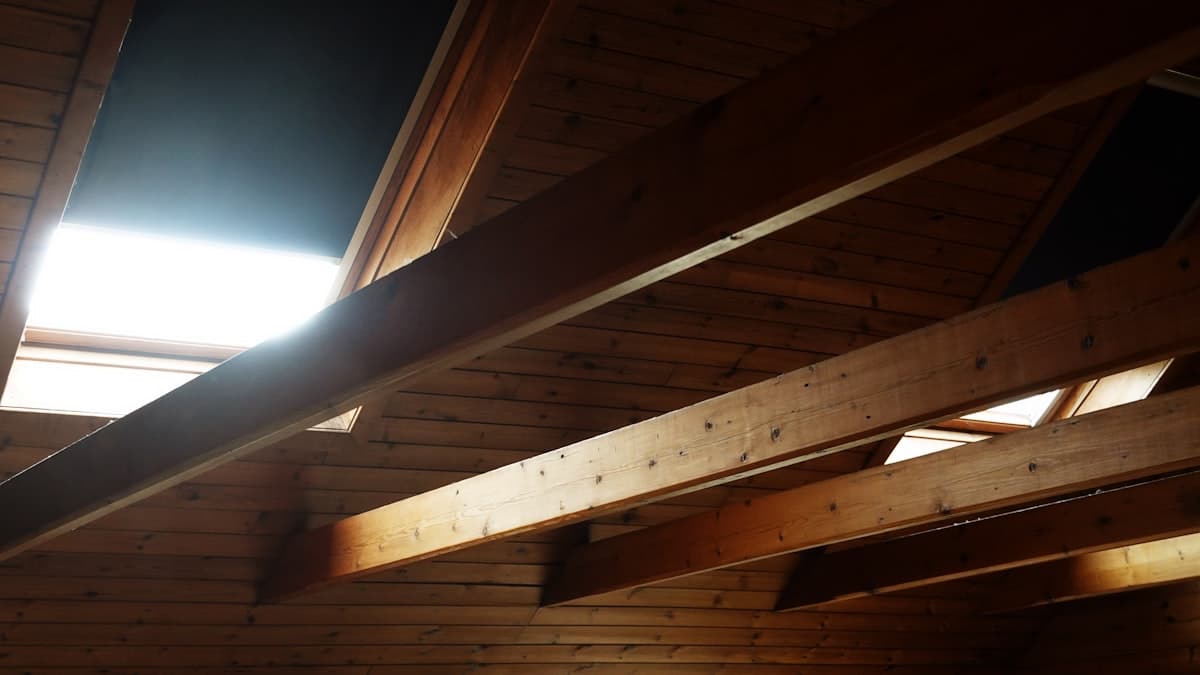 Combles avec charpente en bois, à isoler