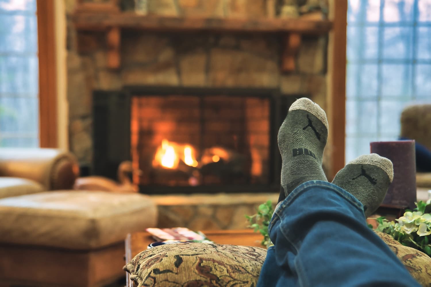 Pieds en chaussettes posés sur un sol tempéré et confortable