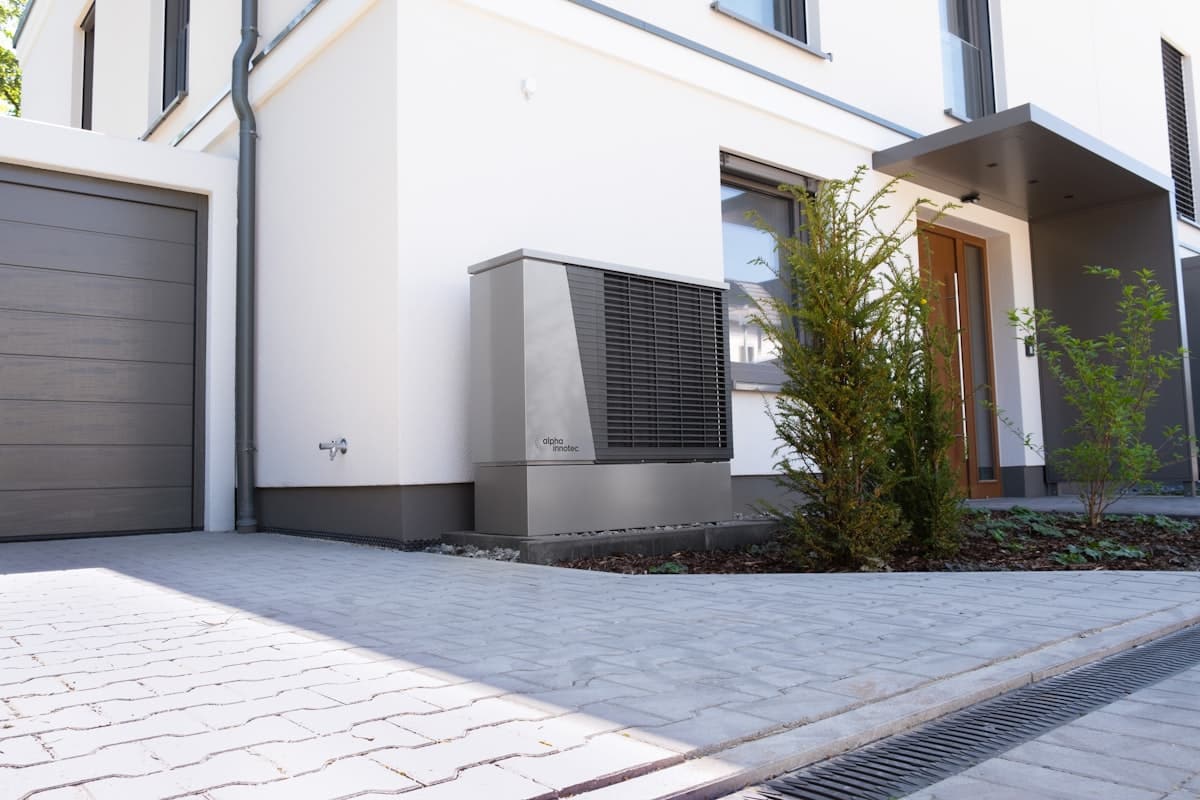 Maison moderne équipée d'une pompe à chaleur extérieure