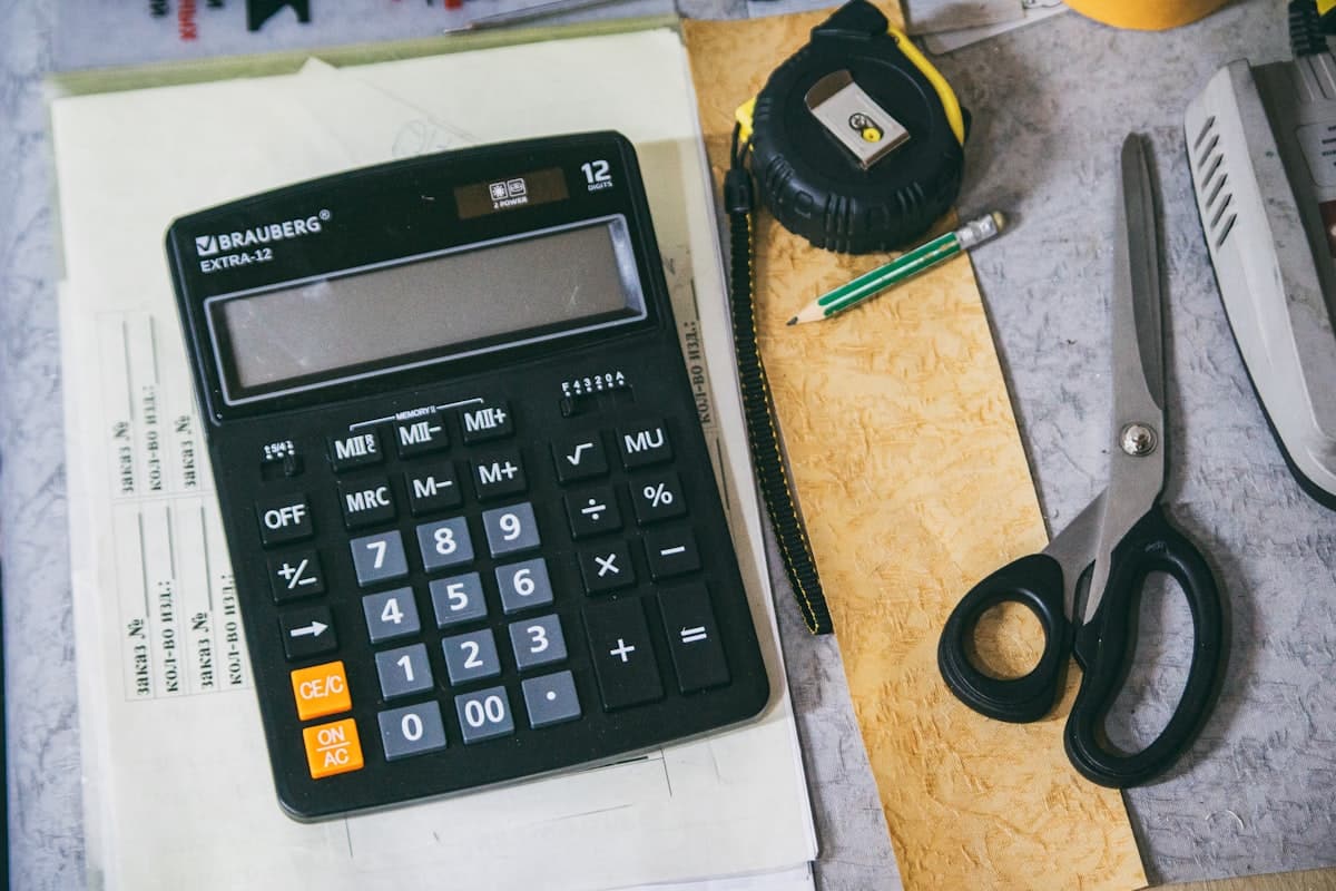 Calculatrice et documents pour estimer un budget de rénovation