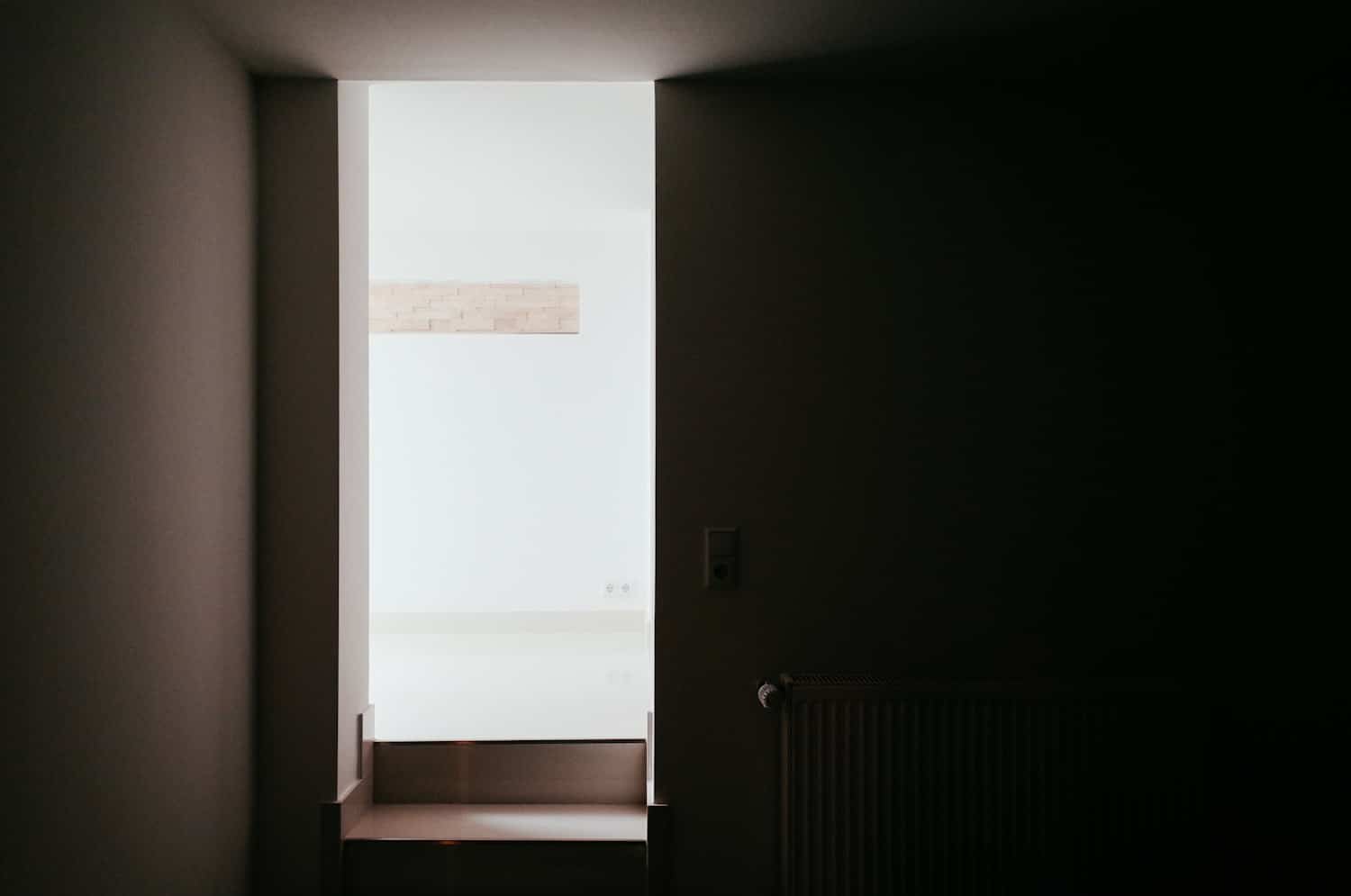 Radiateur électrique à inertie blanc fixé au mur d'une pièce