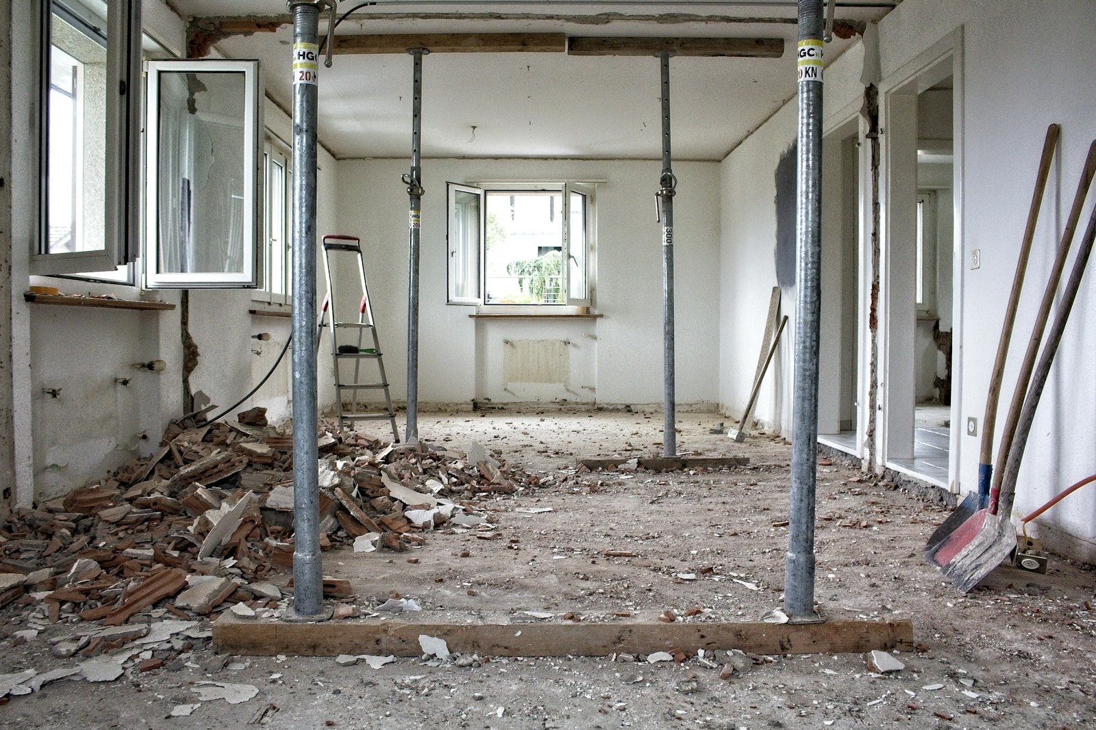 Pièce de maison en cours de rénovation, étais et matériaux de chantier