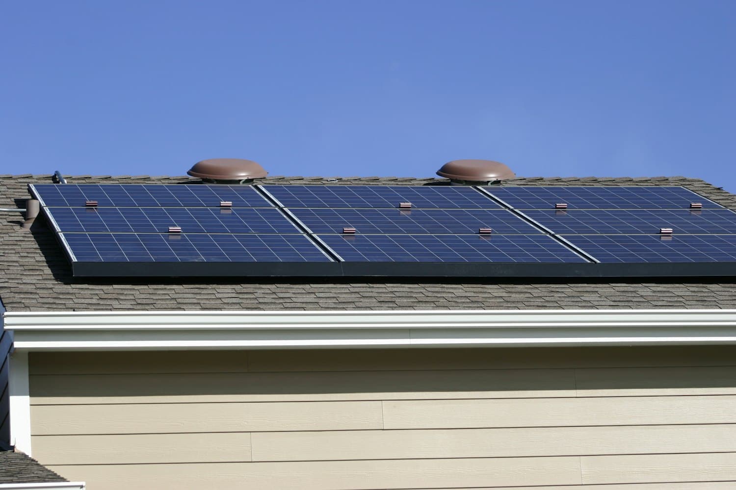 Capteurs solaires posés sur le toit d'une maison