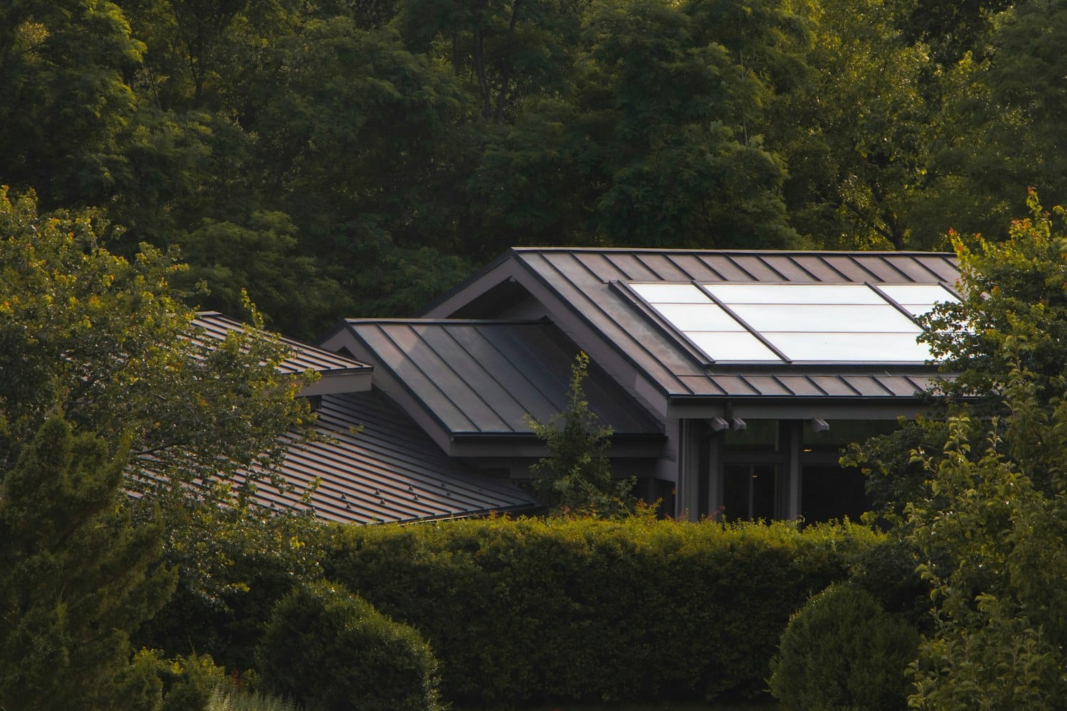 Maison équipée de capteurs solaires en toiture